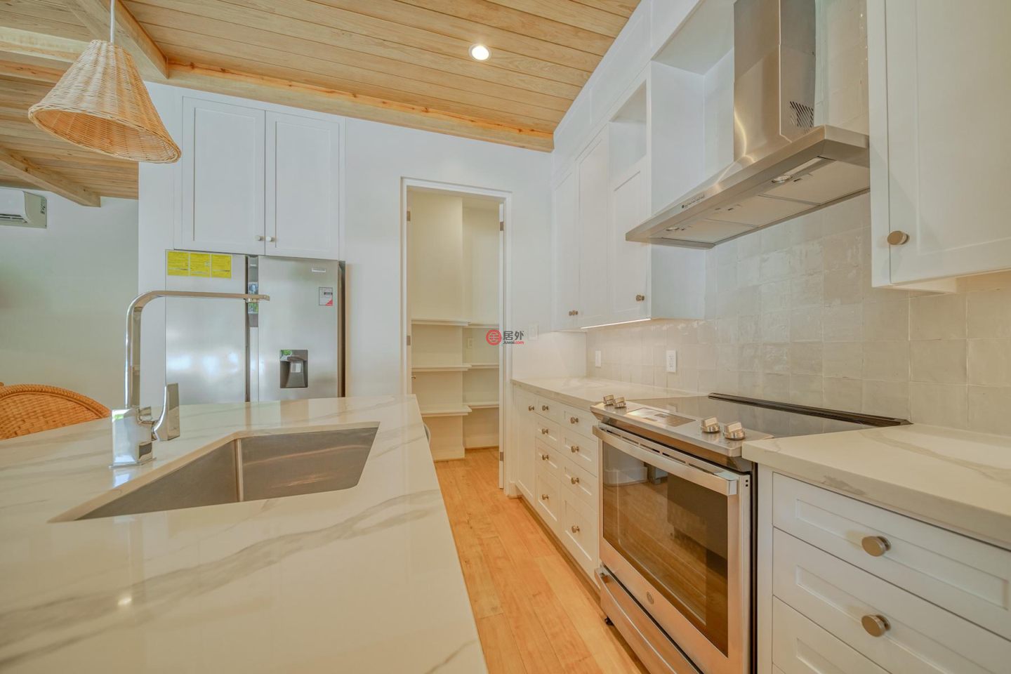 洪都拉斯海湾群岛Roatán的公寓，Oceanfront Condominium D4 Watercolors Resort 1st Floor Building D，编号76763848