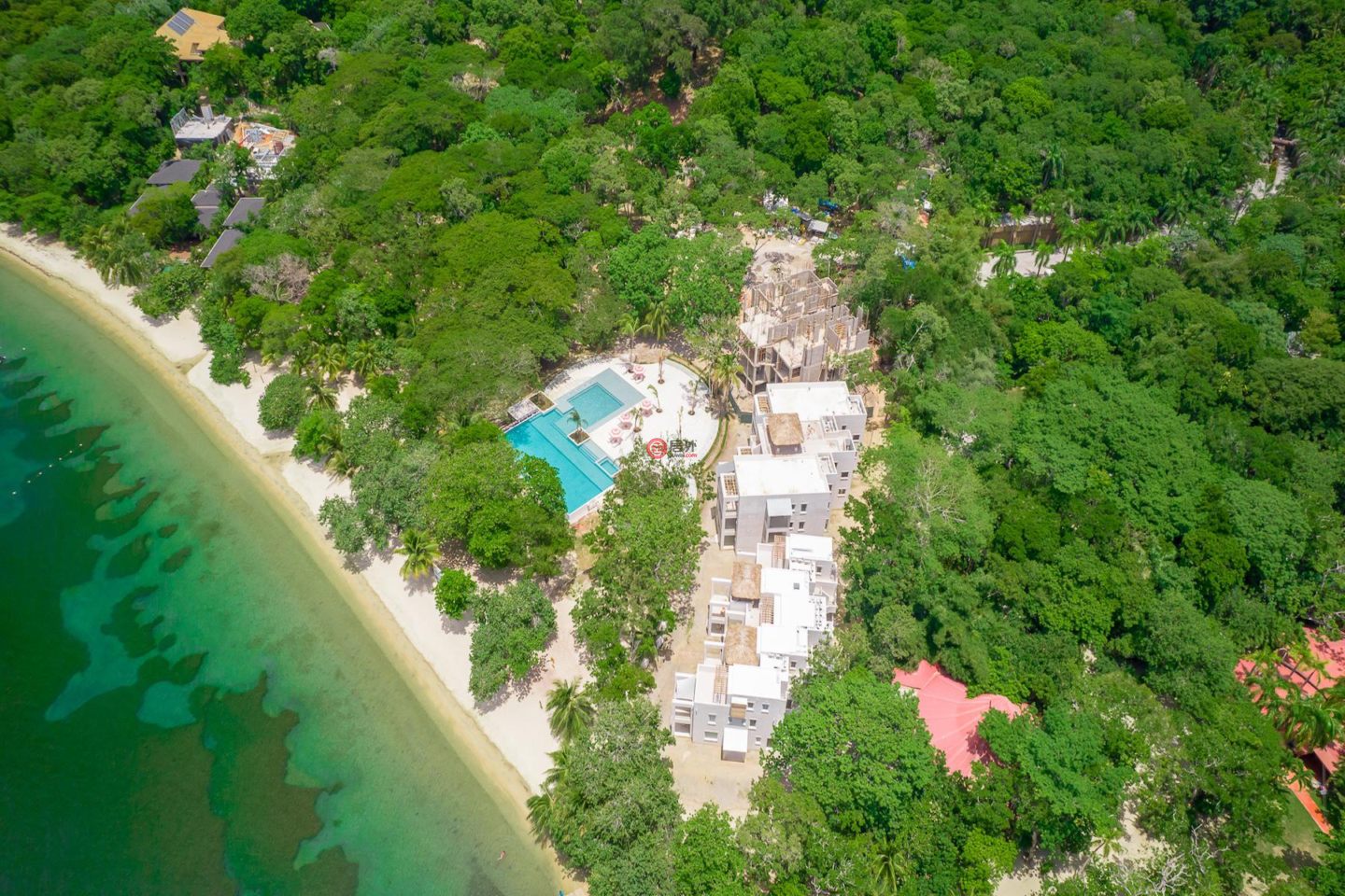 洪都拉斯海湾群岛Roatán的公寓，Oceanfront Condominium D4 Watercolors Resort 1st Floor Building D，编号76763848